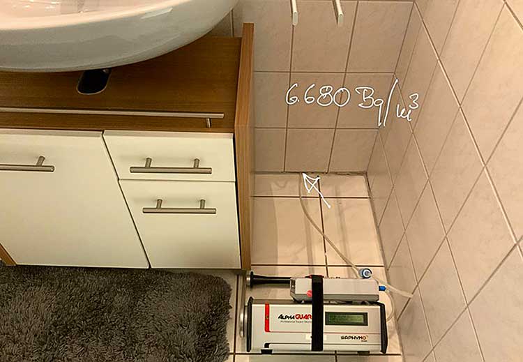 Messaufbau in einem gefliesten Badezimmer mit einem mobilen Radonmessgerät 