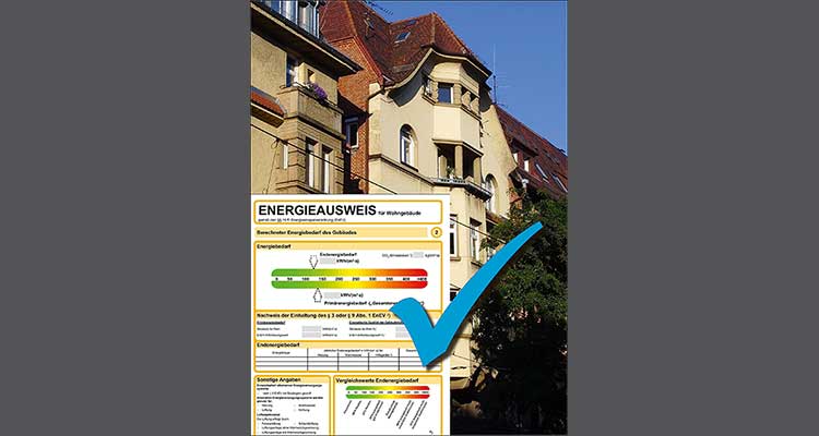 Collage: Im Vordergrund ist ein Energieausweis eines Gebäudes abgebildet, im Hintergrund ein Mehrfamilienhaus mit historischer Fassade. 