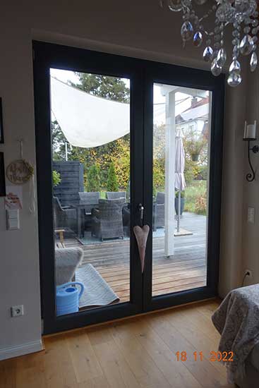 Zweiflügelige Fenstertür in einem Schlafzimmer