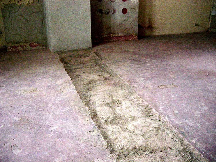 Fehlstelle nach dem Entfernen des zerbrochenen Altestrichs