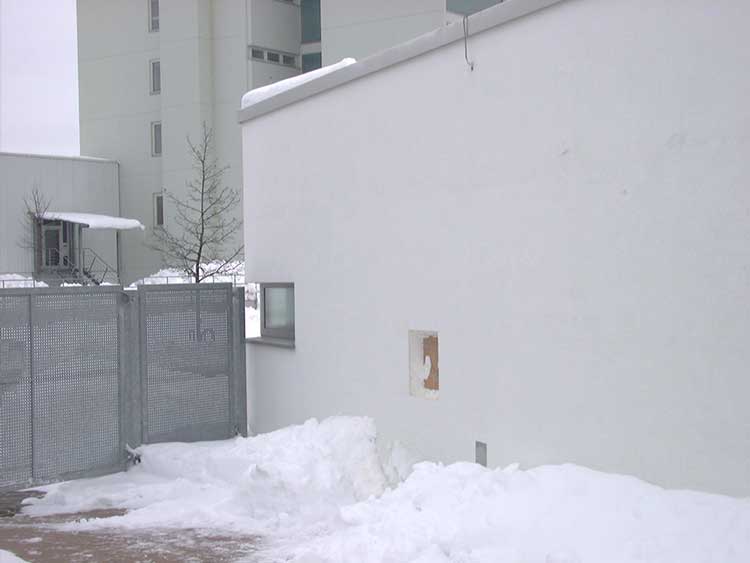 Schnee vor der Hauswand, deutlich höher als der Sockelputz mit 30 cm Höhe