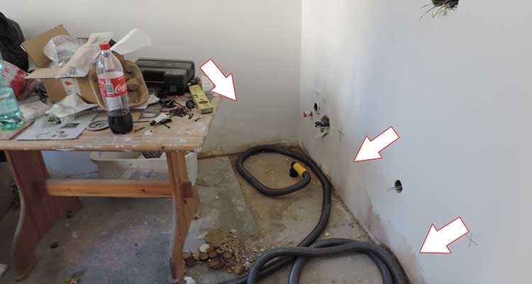 Das Bild zeigt die technische Trocknung nach Beseitigung des ersten Bodenbelags. 