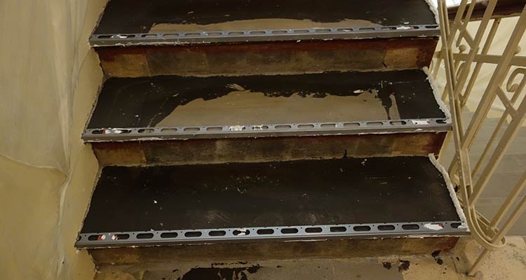 Verlegung von Oberbelägen auf Treppen