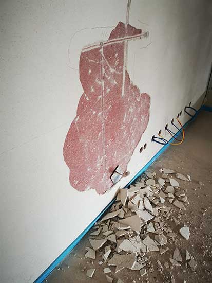 Großschaden mit Haftbrücken und Gipswandputz