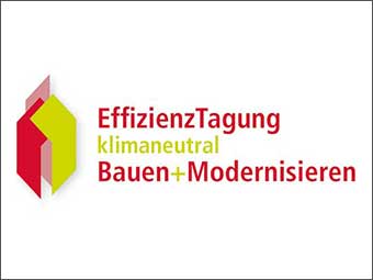 Logo. Linksbündig drei überlagerte, stilisierte Gebäudeformen in Rot, Rosa und Hellgrün. Rechts daneben mehrzeiliger Schriftzug: „EffizienzTagung klimaneutral Bauen+Modernisieren“, wobei „klimaneutral“ und das Pluszeichen hellgrün hervorgehoben sind. 