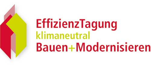 Logo. Linksbündig drei überlagerte, stilisierte Gebäudeformen in Rot, Rosa und Hellgrün. Rechts daneben mehrzeiliger Schriftzug: „EffizienzTagung klimaneutral Bauen+Modernisieren“, wobei „klimaneutral“ und das Pluszeichen hellgrün hervorgehoben sind. 