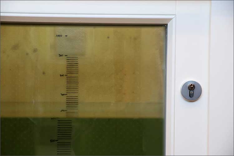 Sicht auf unteren Flügel während der Prüfung der Wasserdichtheit einer 2-flügeligen Mustertür 