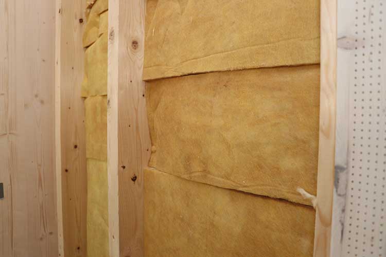 Hitze- und Kälteschutz mit Holz bei Hausbau und Modernisierung