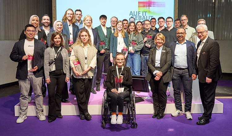 Gruppenfoto der Preisträger im Wettbewerb »Auf IT gebaut– Bauberufe mit Zukunft« 2024 