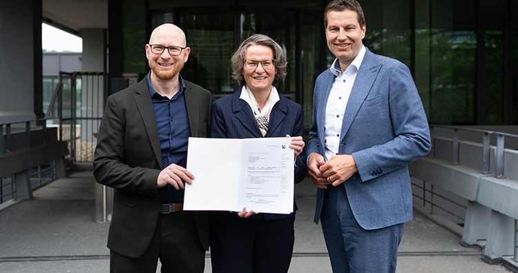 Ministerin Ina Scharrenbach (Mitte) überreicht den Förderbescheid an Markus König (links). Die Stadt Bochum, vertreten durch Oberbürgermeister Thomas Eiskirch (rechts), gehört zu den fünf Kommunen, die am Projekt teilnehmen (Foto: © RUB, Kramer  © RUB, Kramer 