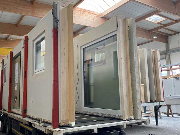 Konventionelle Holztafelwände eines Fertigteilhauses bei der Verladung 