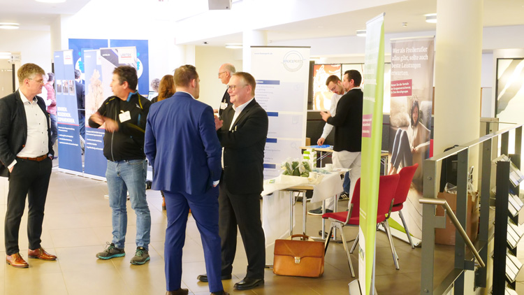 Fachausstellung vor dem Vortragssaal im Fraunhofer-Institutszentrum Stuttgart