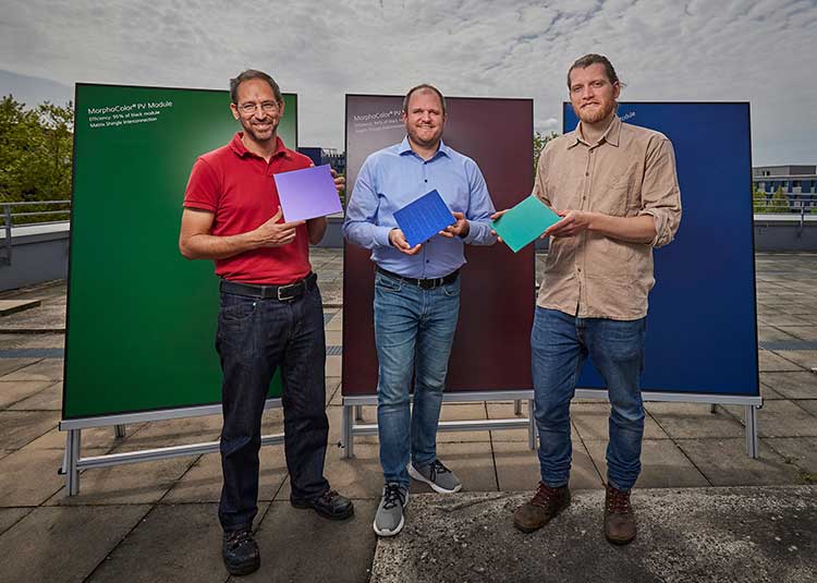 Gruppenfoto: Das Forscherteam des Fraunhofer ISE: Dr. Thomas Kroyer, Dr. Oliver Höhn und Andreas Wessels (v.l.n.r.)  © Piotr Banczerowski 