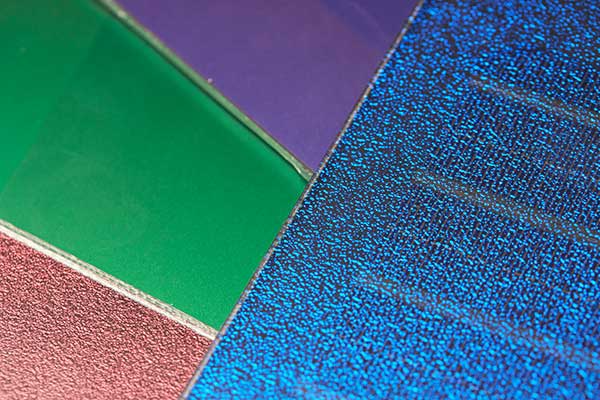 Die neuartigen Photovoltaikmodule lassen sich in verschiedenen Farben herstellen (Blau, Grün, Rot, Lila)