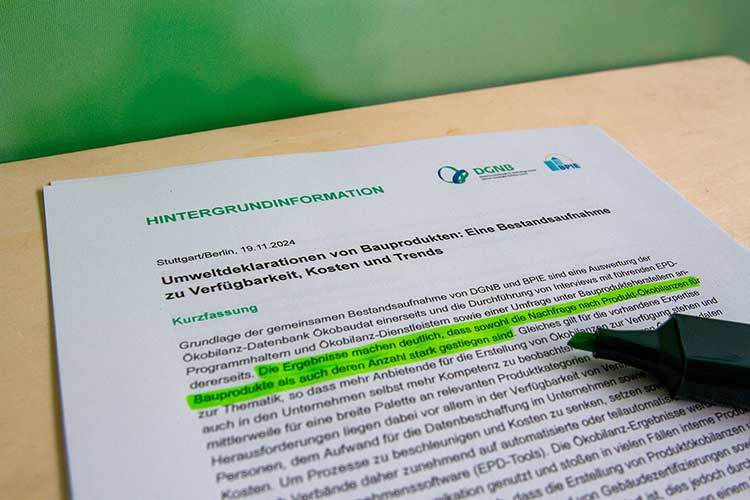 Foto Ausschnitt Seite 1 Hintergrundinformation »Umweltdeklarationen von Bauprodukten: Eine Bestandsaufnahme zu Verfügbarkeit, Kosten und Trends« mit grün markierter Textpassage und Spitze des Textmarkers 