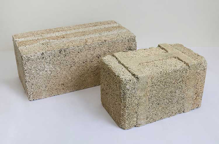 Handelsüblicher nicht tragender Mauerstein aus Hanfkalk (links) und neuartiger Prototyp mit hochverdichteten Zonen (rechts) 