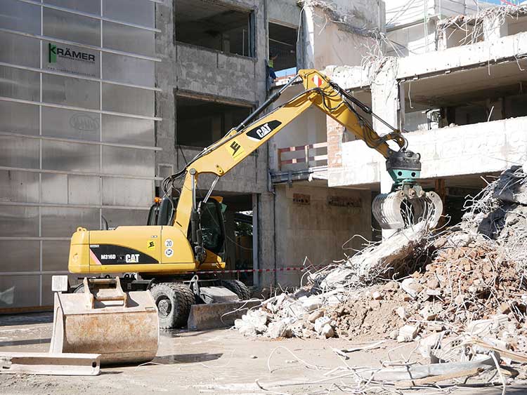 Das Bild zeigt einen Bagger beim Abriss des Gebäudes »Elementum« in der Münchner Bayerstraße. 
