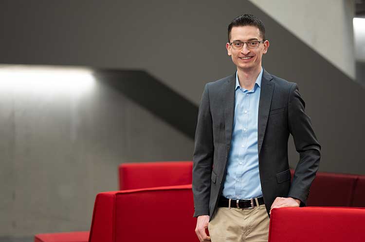 Das Foto zeigt Prof. Dr. Michael Schaub in einem Hörsaal. 