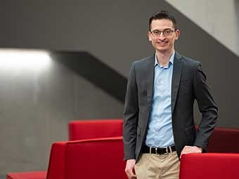 Das Foto zeigt Prof. Dr. Michael Schaub in einem Hörsaal. 