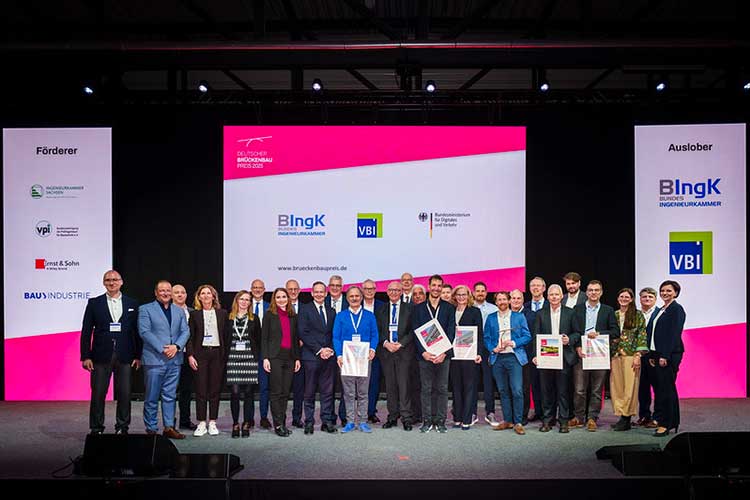 Das Bild zeigt Preisträger und Jury bei der Preisverleihung des Deutschen Brückenbaupreises 2025. 