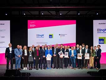 Das Bild zeigt Preisträger und Jury bei der Preisverleihung des Deutschen Brückenbaupreises 2025. 