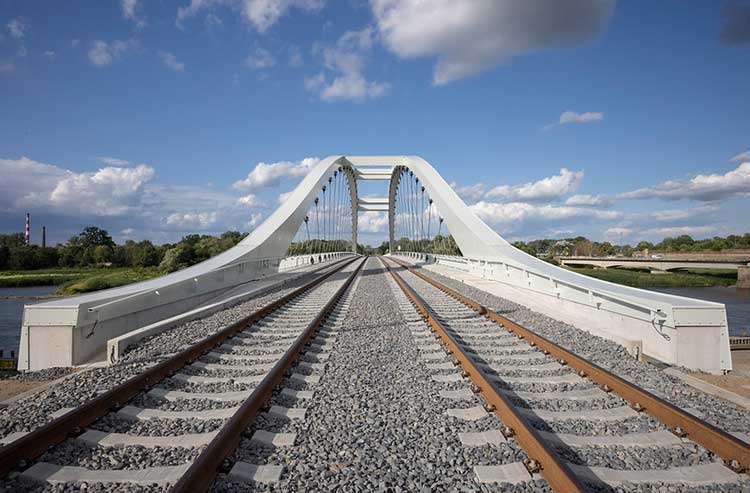 Das Bild zeigt die Oderbruecke Kuestrin mit Blick von den Gleisen nach vorn.