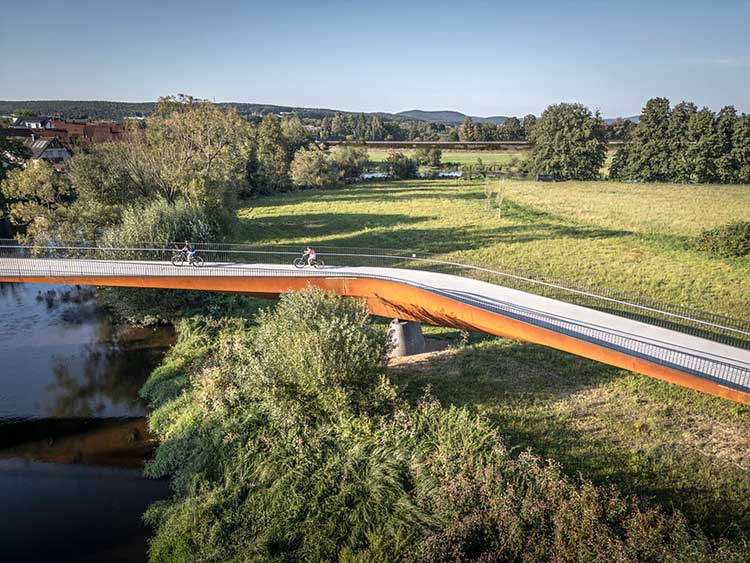 Das Bild zeigt die Regenbrücke aus der Ferne.