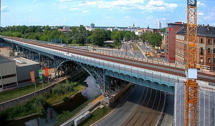 Das Bild zeigt das Chemnitzer Viadukt aus der Ferne.