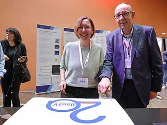 Das Bild zeigt Elke Ehring von der Reguvis Fachmedien GmbH und Thomas Altmann vom Fraunhofer Informationszentrum Raum und Bau IRB in fröhlicher Stimmung kurz vor dem Anschneiden der Geburtstagstorte. 