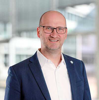 Das Bild zeigt ein Porträt von Frank Jansen, Geschäftsführer der VDI-Gesellschaft Bauen und Gebäudetechnik. 