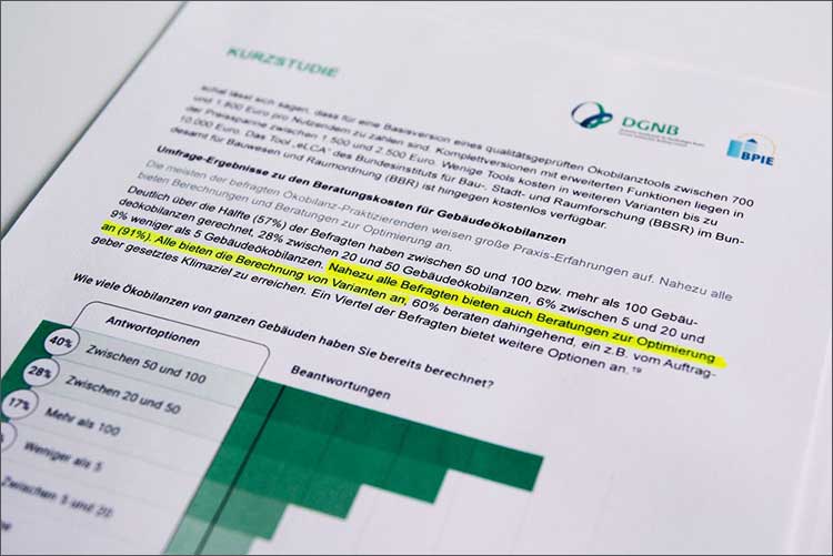 Das Bild zeigt einen Ausschnitt aus der Kurzstudie »Gebäudeökobilanzen: Marktdaten zu Relevanz und Kosten«. 