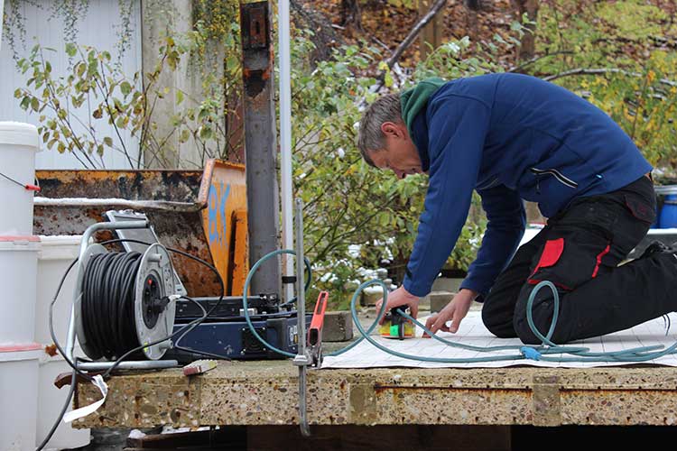 BAM-Ingenieur Jens Wöstmann bei der Bestandsaufnahme der Bewehrung mit dem Radarverfahren 