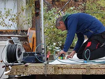 BAM-Ingenieur Jens Wöstmann bei der Bestandsaufnahme der Bewehrung mit dem Radarverfahren 