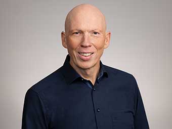 Das Bild zeigt ein Porträtfoto von Dipl.-Ing. Thomas Raphael vom VDE Ausschuss für Blitzschutz und Blitzforschung (VDE ABB) 