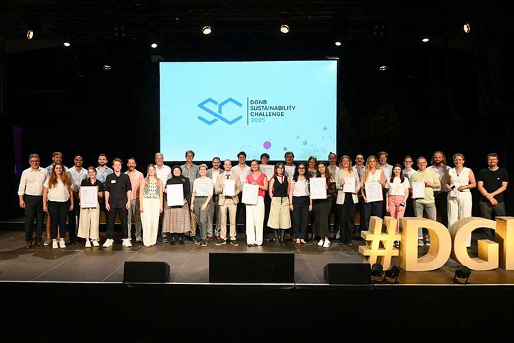 Das Bild zeigt alle Gewinner und Finalisten der DGNB Sustainability Challenge 2025 beim DGNB Tag der Nachhaltigkeit in Stuttgart 