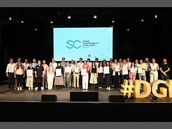 Das Bild zeigt alle Gewinner und Finalisten der DGNB Sustainability Challenge 2025 beim DGNB Tag der Nachhaltigkeit in Stuttgart 