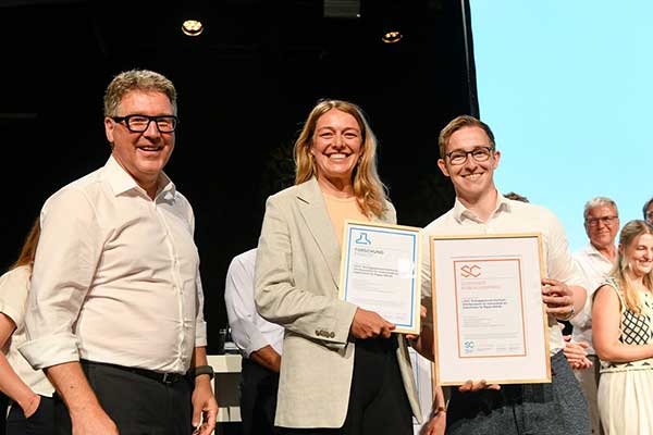 Das Bild zeigt die drei Gewinner der DGNB Sustainability Challenge 2025 in der Kategorie Publikumspreis. 