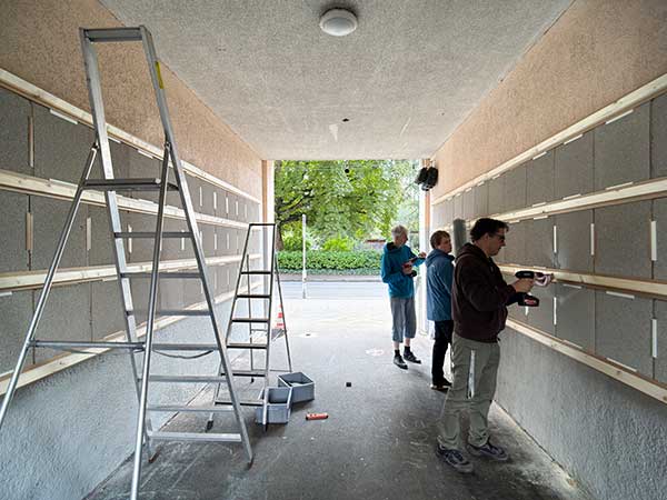 Die neuen Schallabsorber werden in einer Einfahrt in Zürich getestet.