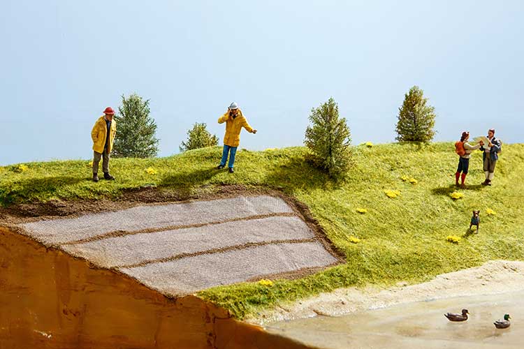 Modelldarstellung einer Uferbefestigung an einem Teich mit dem Einsatz von Geokunststoffen 