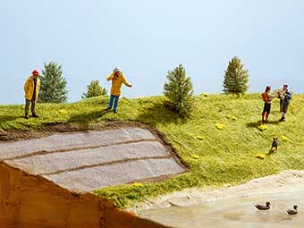 Modelldarstellung einer Uferbefestigung an einem Teich mit dem Einsatz von Geokunststoffen 