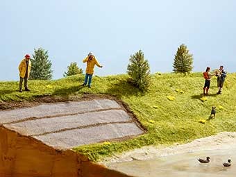 Modelldarstellung einer Uferbefestigung an einem Teich mit dem Einsatz von Geokunststoffen 