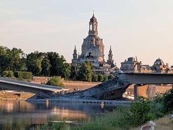 Blick auf die Frauenkirche in Dresden: im Vordergrund die Elbe und die eingestürzte Carolabrücke 