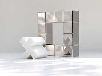 Links eine weiße, x-förmige Struktur mit rechteckigen Elementen. Rechts eine quadratische Metallskulptur mit spiegelnden Oberflächen und einer zentralen Aussparung in der Mitte. 