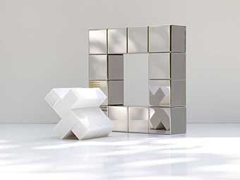 Links eine weiße, x-förmige Struktur mit rechteckigen Elementen. Rechts eine quadratische Metallskulptur mit spiegelnden Oberflächen und einer zentralen Aussparung in der Mitte. 