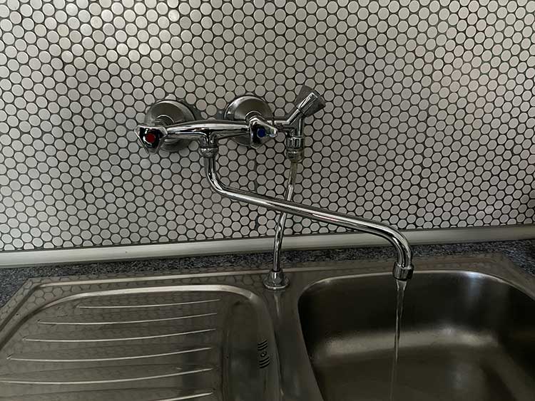 Foto: Laufender Wasserhahn einer Spüle 