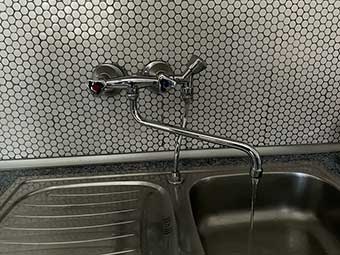 Foto: Laufender Wasserhahn einer Spüle 