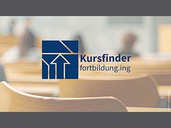 Foto: Im Vordergrund ist der obere Teil von Stuhllehnen zu sehen, das Bild wird zum Hintergrund hin unscharf.  In der Mitte: blaues quadratisches Symbol und Aufschrift "Kursfinder fortbildung.ing". 