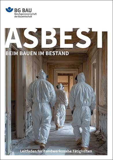 Cover Leitfaden „ASBEST BEIM BAUEN IM BESTAND“: Drei Personen in Schutzanzügen und mit Atemmasken in einem renovierungsbedürftigen Gebäudeflur. 