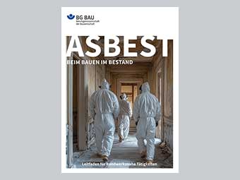 Cover Leitfaden „ASBEST BEIM BAUEN IM BESTAND“: Drei Personen in Schutzanzügen und mit Atemmasken in einem renovierungsbedürftigen Gebäudeflur. 