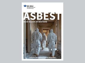 Cover Leitfaden „ASBEST BEIM BAUEN IM BESTAND“: Drei Personen in Schutzanzügen und mit Atemmasken in einem renovierungsbedürftigen Gebäudeflur. 